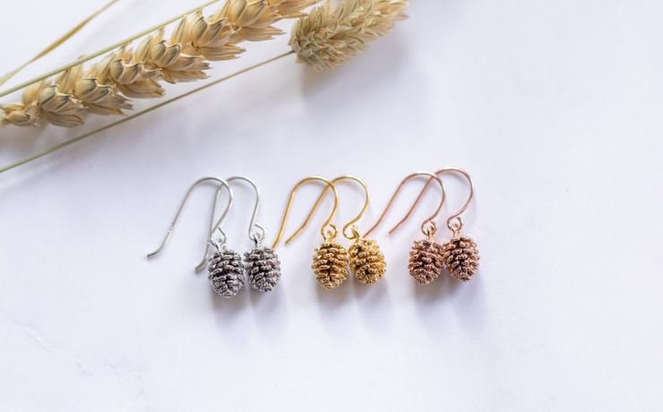 Drei verschiedene Ohrringe mit Tannenzapfen Anhängern diese sind Silber, vergoldet und Rosegold