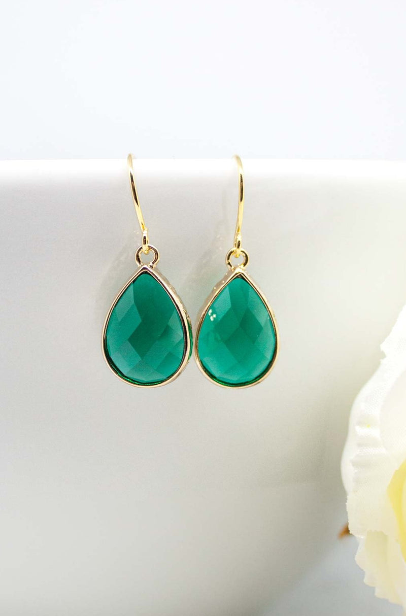 Ohrringe vergoldet Smaragdgrün gehämmert - Catalea - Schlichter Schmuck - Minimalistischer Schmuck - Modeschmuck