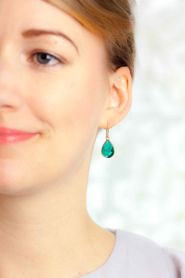 Ohrringe vergoldet Smaragdgrün gehämmert - Catalea - Schlichter Schmuck - Minimalistischer Schmuck - Modeschmuck