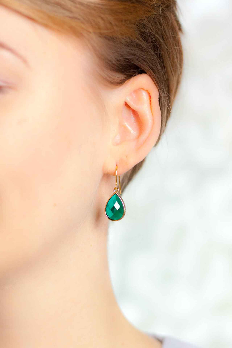 Ohrringe vergoldet Smaragdgrün gehämmert - Catalea - Schlichter Schmuck - Minimalistischer Schmuck - Modeschmuck