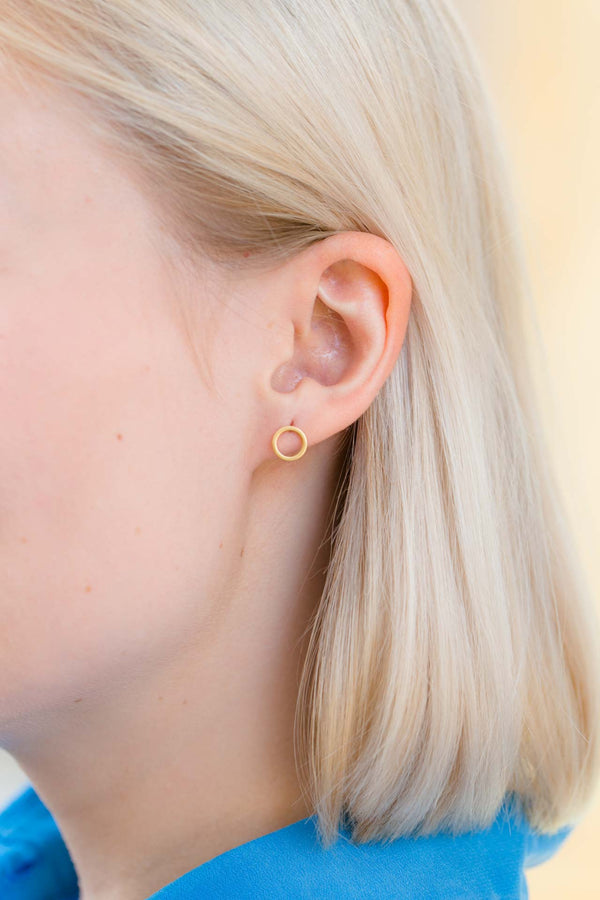 Ohrringe vergoldet Kreis matt 8 mm - Catalea - Schlichter Schmuck - Minimalistischer Schmuck - Modeschmuck