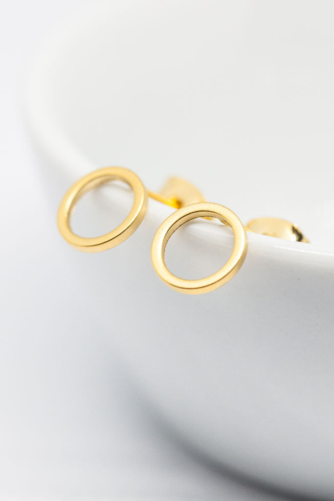 Ohrringe vergoldet Kreis matt 8 mm - Catalea - Schlichter Schmuck - Minimalistischer Schmuck - Modeschmuck